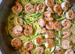 Зеленые спагетти из кабачков (цукини) с креветками - фото шаг 4