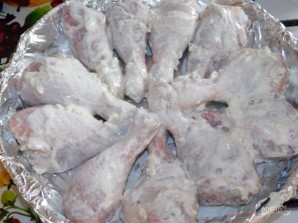 Курица в сметане с чесноком в духовке - фото шаг 4
