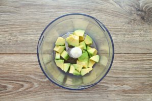 Смузи из авокадо, киви и сельдерея на яблочном соке - фото шаг 2