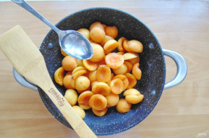 Жареное варенье из абрикосов на сковороде - фото шаг 4