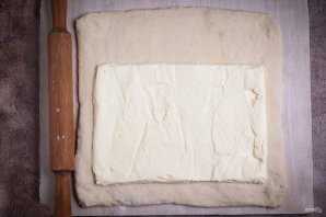 Слоеные пирожки с сыром и луком - фото шаг 13