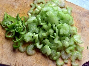 Салат из языка с овощами и острой заправкой - фото шаг 3