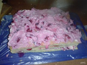 Бисквитный вишневый торт с творожным кремом - фото шаг 4