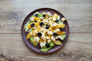 Салат с персиками и сыром - фото шаг 5
