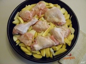Картошка с курицей в духовке под соусом - фото шаг 7