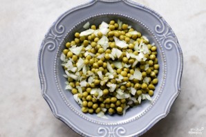 Салат с зелёным консервированным горошком - фото шаг 1