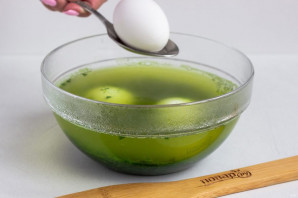 Крашеные яйца шпинатом (зеленые) - фото шаг 3