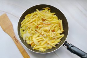 Картошка с яйцом, сыром и чесноком - фото шаг 6