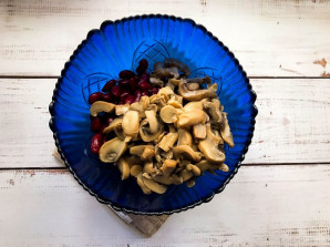 Салат с фасолью, грибами и крабовыми палочками - фото шаг 3