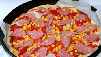 Домашняя пицца с колбасой и сыром - фото шаг 4