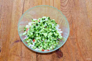 Крабовый салат с капустой и огурцом - фото шаг 3