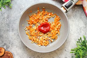 Капустная солянка с сосиской - фото шаг 7