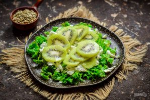 Зеленый салат с киви - фото шаг 4