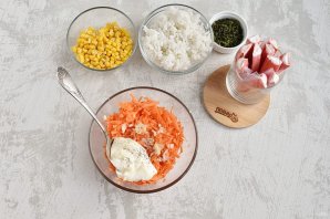 Крабовый салат с рисом и кукурузой - фото шаг 2