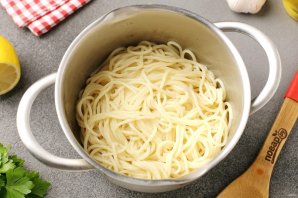 Спагетти с курицей и помидорами черри - фото шаг 6