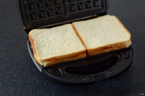 Бутерброды в вафельнице с сыром и кетчупом - фото шаг 5