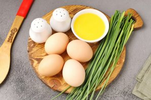 Рубленые яйца с маслом и зелёным луком - фото шаг 1