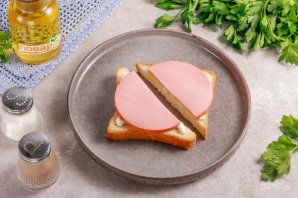 Горячие сэндвичи с колбасой и сыром на сковороде - фото шаг 3