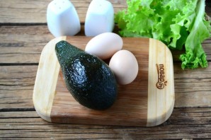 Яичница в авокадо - фото шаг 1