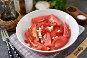 Салат из помидоров с сахаром и уксусом - фото шаг 2