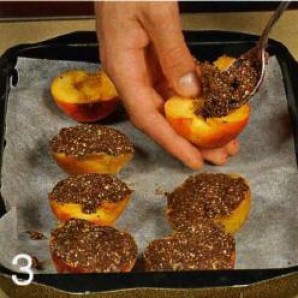 Персики, запеченные с шоколадом и имбирем - фото шаг 3