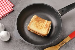 Сэндвич с омлетом - фото шаг 8