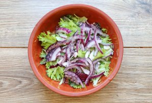 Салат с жареным тунцом - фото шаг 5