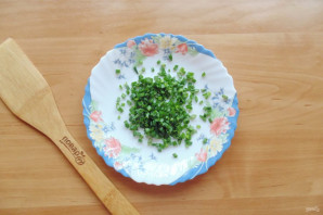 Слоеный салат с консервированной горбушей - фото шаг 6