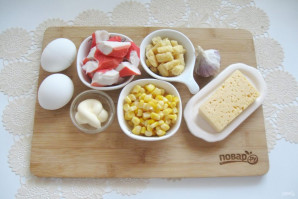 Салат с крабовыми палочками, кукурузой и кириешками - фото шаг 1