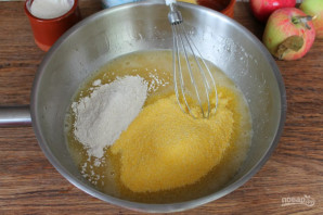 Кукурузный пирог с яблоками - фото шаг 5