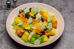 Салат с семгой и манго - фото шаг 6