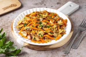 Жареные грибы с луком и морковью на сковороде - фото шаг 7