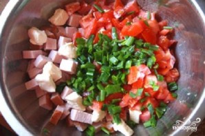 Салат с колбасой, сыром и помидорами - фото шаг 2
