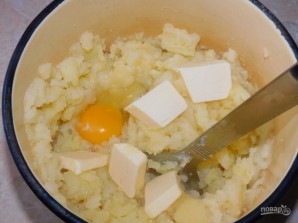 Картофельное пюре с жареным луком, орехами и зеленью - фото шаг 6