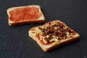 Бутерброды в вафельнице с сыром и кетчупом - фото шаг 4
