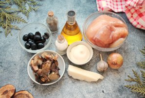 Куриные рулетики с грибами, маслинами и сыром - фото шаг 1