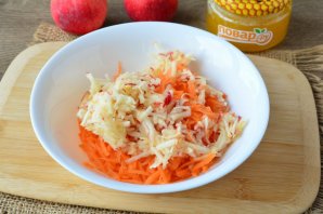 Салат из моркови с яблоком и изюмом - фото шаг 3