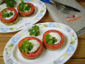 Кабачки, жареные с чесноком и помидорами - фото шаг 12