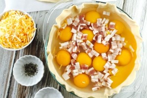 Пирог с яйцами, сыром и беконом - фото шаг 4