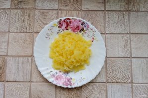 Слоёный салат "Нежность" с крабовыми палочками - фото шаг 2