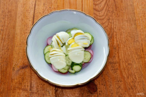 Салат из редиса с огурцом и яйцом - фото шаг 4