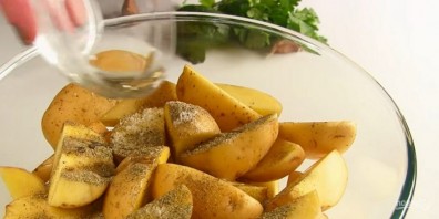 Вкусная картошка в духовке дольками - фото шаг 2
