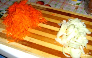 Щука, тушенная с морковью и луком - фото шаг 3