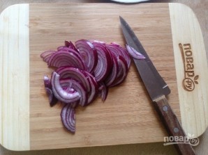 Салат из рукколы, лука и фиников - фото шаг 2