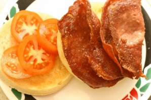 Бутерброд с жареной колбасой - фото шаг 3