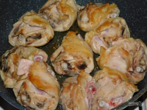 Куриные бедра с луком и базиликом в сливках - фото шаг 1