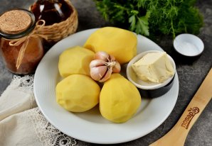 Жареная картошка на сливочном масле с паприкой - фото шаг 1
