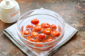 Маринованные помидоры с базиликом - фото шаг 2