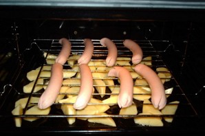 Картофель с сосисками в духовке - фото шаг 4