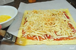 Слоеный пирог с сыром и колбасой - фото шаг 3